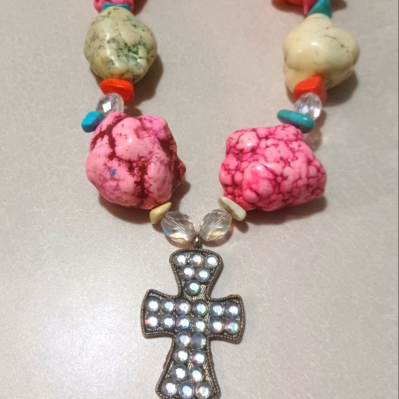 Artisan handcrafted howlite and rhinestone cross necklace - Picture 1 of 7